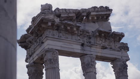 Die-Ruinen-Des-Trajan-Tempels,-Versteckt-Hinter-Einer-Säule-In-Pergamon