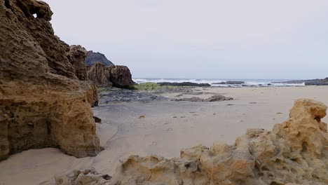 Filmische-Küstenszene-Mit-Erosionsfelsen-Im-Vordergrund,-50-Fps-Insel-Porto-Santo-–-Portugal,-Statische-Weitwinkelaufnahme