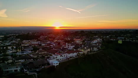 Luftdrohnen-Panorama-Sonnenuntergang-Der-Innenstadt-Von-Los-Angeles,-Aussichtspunkt-Kenneth-Hahn