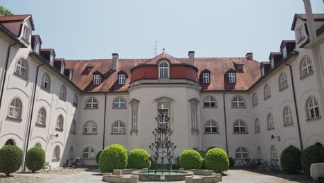 Sonniger-Innenhofblick-Auf-Historische-Lindau-Gebäude,-Bodensee-Mit-Springbrunnen