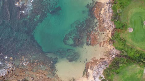 Blick-Von-Oben-Nach-Unten-über-Die-Zerklüftete-Küste-Von-Little-Bay-Beach-In-Sydney,-New-South-Wales,-Australien-–-Drohnenaufnahme