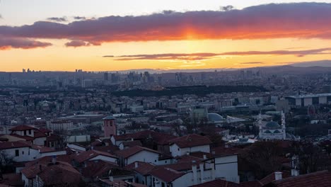 Skyline-Der-Stadt-Ankara-Bei-Sonnenuntergang---Zeitraffer-Der-Sonne,-Die-Sich-über-Dem-Horizont-Versteckt