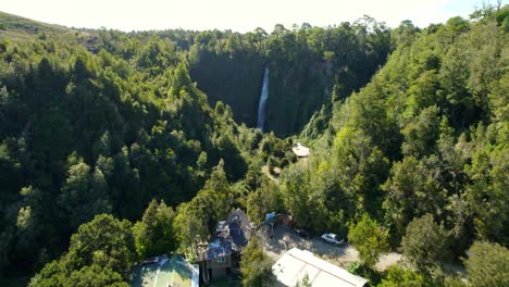 Dolly-Im-Überflug-Des-Tocoihue-Wasserfalls,-Versteckt-In-Einem-Natürlichen-Raum-Voller-Grün,-Sonniger-Tag-In-Chiloé,-Chile