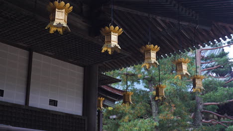 Reihe-Vergoldeter-Orientalischer-Laternen,-Die-Vor-Der-Miedo-Halle-Des-Japanischen-Buddhistischen-Tempels-Hängen