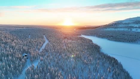 Espectacular-Escena-Del-Amanecer-Sobre-El-Parque-Nacional-Pyhä-Luosto-En-Laponia-Finlandesa,-Finlandia