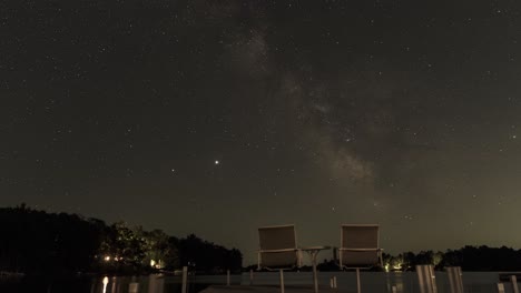 Sternennacht-Milchstraße-über-Einem-See-Mit-Zwei-Stühlen-Auf-Einem-Dock,-Zeitraffer