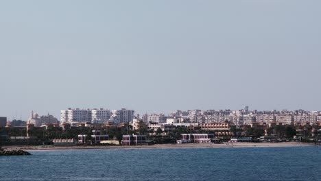 Eingang-Des-Suezkanals-Mit-Den-Gebäuden-Des-Hafens-Im-Hintergrund,-Von-Einem-Schiff-Aus-Gesehen