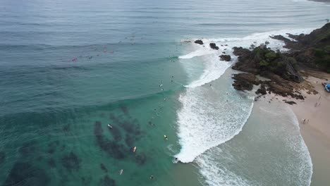 Surfers-On-Byron-Bay-At-The-Pass-In-New-South-Wales,-Australia