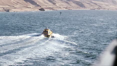 Medizinische-Evakuierung-Auf-Einem-Schnellen-Segelboot-Im-Suezkanal-An-Einem-Sonnigen-Tag