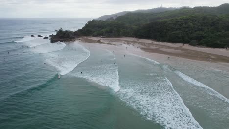 Scenic-View-Of-Clarkes-Beach-And-The-Pass-With-Beachgoers-In-Byron-Bay,-NSW,-Australia