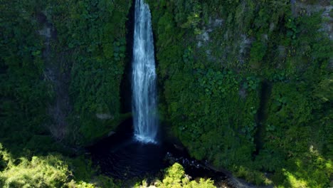 Luftumlaufbahn-Des-Tocoihue-Wasserfalls-Auf-Der-Großen-Insel-Chiloé-Im-Süden-Chiles,-Gruppe-Von-Menschen-Beim-Fotografieren