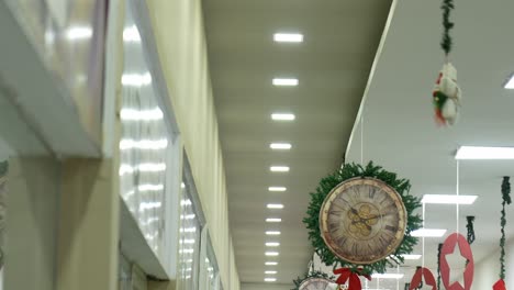 Standbild-Der-Decke-Eines-Einkaufszentrums-Mit-Hängenden-Dekorationen,-Während-Die-Installierten-Lichter-Eingeschaltet-Werden