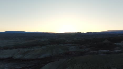 Atemberaubende-Bentonit-Hügellandschaft-Bei-Sonnenuntergang,-Utah-In-Den-USA