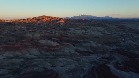 Vogelperspektive-Der-Bentonit-Hügellandschaft-In-Utah-Bei-Sonnenuntergang,-USA