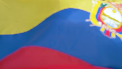 Ecuador-Will-Frieden,-Schwenkende-Flagge-über-Dem-Zeichen-„Wir-Wollen-Frieden“-Auf-Spanisch