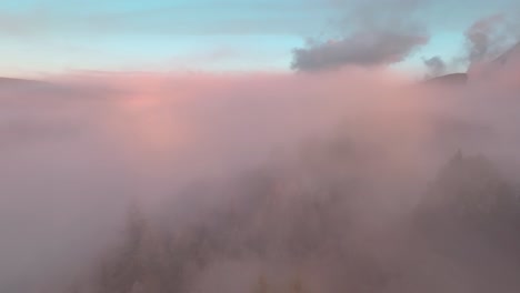 Flug-Durch-Dichte-Nebelwolken-über-Der-Stadt-Hveragerdi,-Südisland