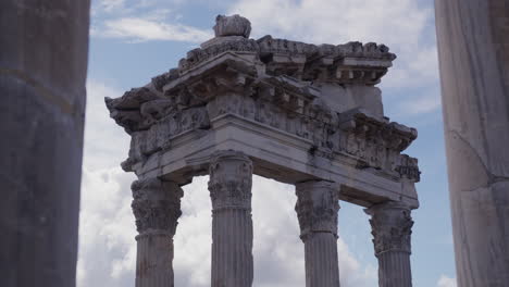 Las-Ruinas-Del-Templo-De-Trajano-A-Través-De-Una-Hilera-De-Pilares-En-Pérgamo.