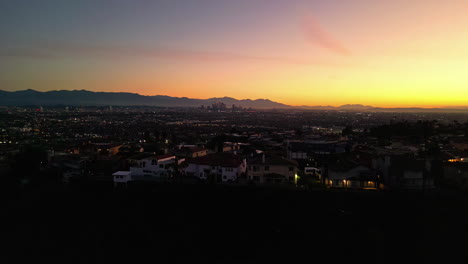 Luftbild-Des-Sonnenuntergangs-über-Dem-Skyline-Aussichtspunkt-Der-Stadt-Los-Angeles,-Kalifornien
