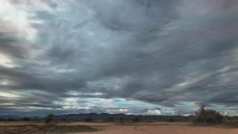 Weite-Sicht-Auf-Die-Mojave-Wüste-Mit-Dynamischen-Wolkenformationen,-Zeitraffer