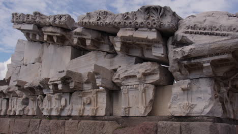 Nahaufnahme-Eines-Giebels-Des-Trajanstempels-In-Pergamon