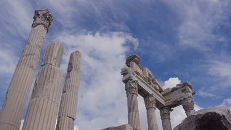 Säulen-Vor-Einem-Bewölkten-Himmel-In-Pergamon