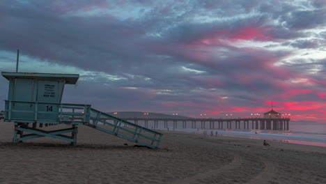 Lifeguard-Tower-At-Manhattan-Beach-During-Sunset-With-Pier-In-The-Distance