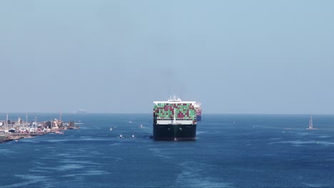 Ein-Großes-Containerschiff,-Das-An-Einem-Sonnigen-Tag-Im-Hafen-In-Den-Suez-Kanal-Einfährt