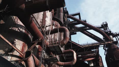 Alte-Industriestruktur-Mit-Schwerpunkt-Auf-Großen-Verrosteten-Metalltanks-Und-Rohren