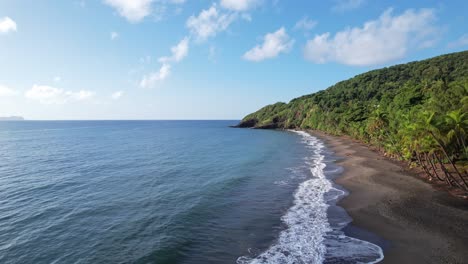 Luftaufnahme-Des-Karibischen-Leeren-Strandes-Auf-Der-Insel-Guadeloupe