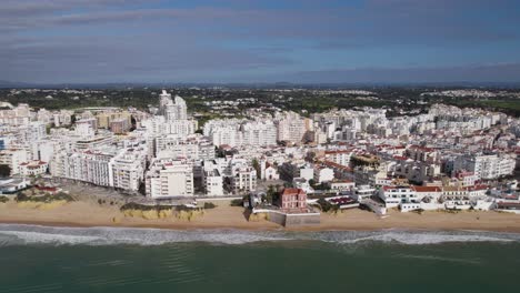 Strandstadt-Armacao-De-Pera,-Algarve,-Portugal---Weite-Luftaufnahme