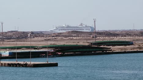 Gran-Crucero-Entrando-Al-Canal-De-Suez-En-Un-Día-Soleado-En-El-Puerto,-Dijo