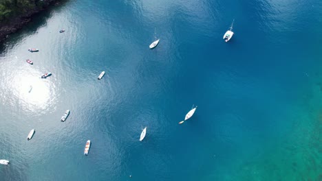 Barcos-Amarrados-En-Aguas-Azules-Y-Tropicales-Cerca-De-La-Costa,-Guadalupe,-Archipiélago-De-Las-Antillas-Francesas.