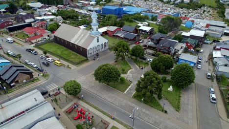 Paisaje-Urbano-Aéreo-De-Chiloé,-Drone-Sobre-La-Iglesia-Dalcahue-Histórica-Ciudad-Chilena