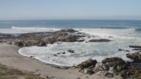 Toma-Cinematográfica-De-4.000-Drones-De-Cormoranes-Descansando-Sobre-Rocas-Oceánicas-En-La-Bahía-De-Monterey,-California