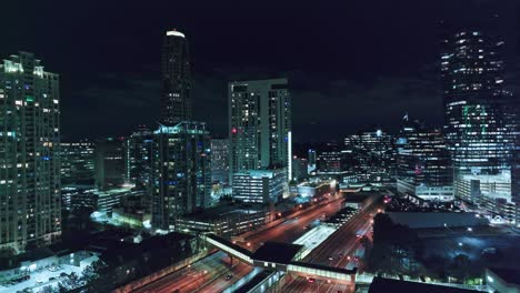 Impresionante-Horizonte-De-Iluminación-De-La-Ciudad-De-Atlanta-Por-La-Noche