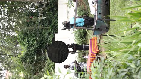 Vertical:-Técnico-Africano-Instalando-Un-Reflector-De-Luz-Para-Filmar-Películas-Al-Aire-Libre