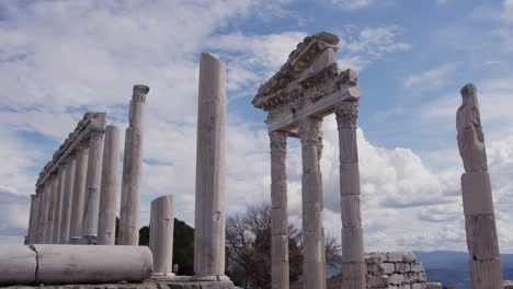 Weitwinkelaufnahme-Einer-Säulenreihe-Mit-Blick-Auf-Eine-Landschaft-In-Pergamon