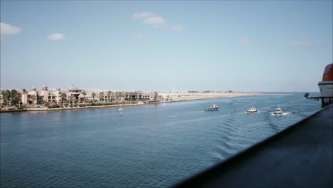 Barcos-Piloto-Navegando-Con-Un-Crucero-En-La-Entrada-Del-Canal-De-Suez-En-Egipto.