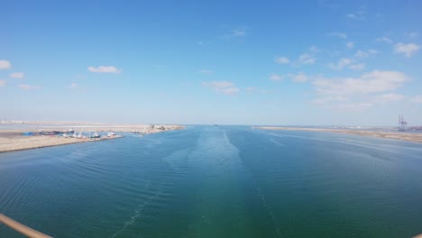 Zeitraffer-Eines-Schiffes,-Das-An-Einem-Sonnigen-Tag-In-Den-Suezkanal-Einfährt-Und-Ihn-Durchquert