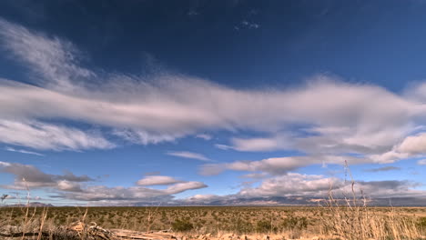 Weite-Sicht-Auf-Die-Mojave-Wüste-Mit-Dynamischer-Wolkenbewegung,-Zeitraffer