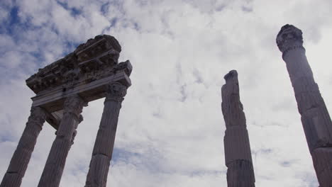 Eine-Reihe-Von-Hinterleuchteten-Säulen-Vor-Wolken-In-Pergamon