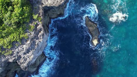 Bird's-Eye-View-Breaking-Waves-On-The-Rocky-Coastline-Of-Porte-d'Enfer-In-Guadeloupe,-France