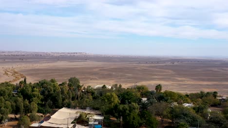 El-Dron-Sobrevuela-El-Pueblo-En-Medio-Del-Desierto