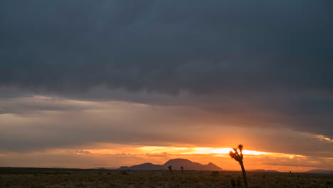 Majestätischer-Sonnenuntergang-über-Der-Mojave-Wüste-Mit-Dynamischem-Wolkenspiel-Und-Silhouetten,-Zeitraffer