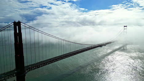 Luftdrohnen-Golden-Gate-Brücke-Mit-Panoramablick-über-Den-Ozean,-Autobahnautos,-Die-Wolken-Fahren