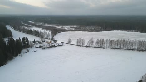 Vista-Aérea-Del-Paisaje-Rural-Congelado-En-Un-Día-De-Invierno-En-Estonia,-Norte-De-Europa