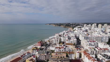Sweeping-beachfront-of-Armação-de-Pera,-Portugal-Algarve---aerial