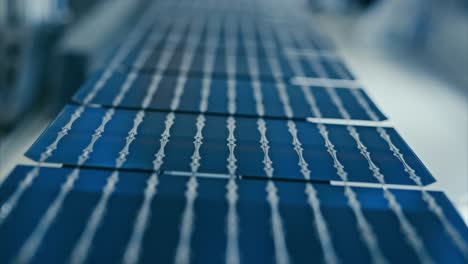 Células-Solares-En-La-Cinta-Transportadora-De-La-Moderna-Fábrica-Fotovoltaica.