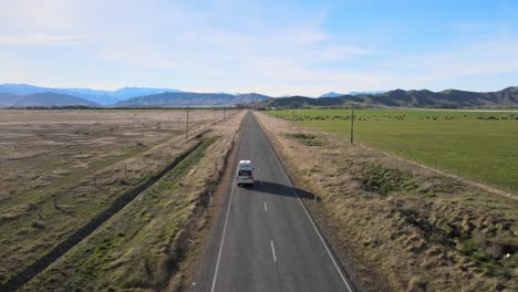 Roadtrip-Durch-Neuseeland-über-Ruhige-Wiesen,-Grasende-Kühe-Und-Berglandschaften