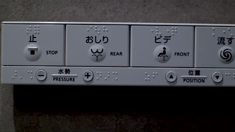 Mit-Touchpanels-Und-Anpassbaren-Einstellungen-Bieten-Japanische-Smart-Toiletten-Ein-Luxuriöses-Und-Hygienisches-Badezimmererlebnis-Und-Spiegeln-Die-Schnittstelle-Zwischen-Technologie-Und-Täglichem-Leben-In-Japan-Wider